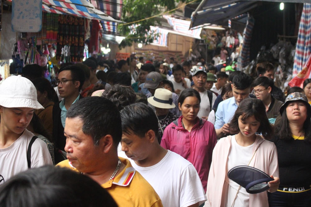 Hàng vạn du khách đổ về chiêm bái chùa Hương mỗi ngày Tết 